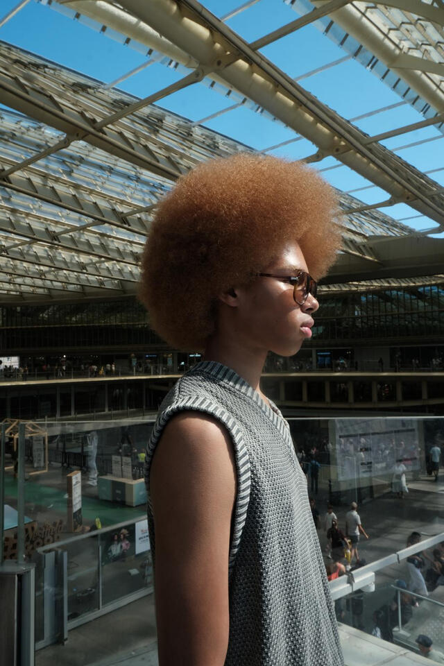 Portrait capturé à Châtelet-Les Halles. La lumière naturelle épouse l’architecture pour sublimer la présence.
